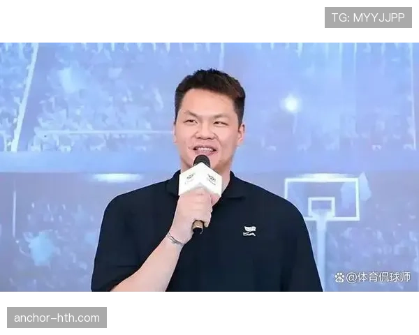 易建联上街排队买早点，名表配塑料袋这反差我笑喷