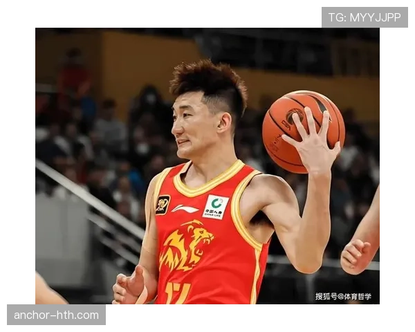 孙铭徽下车那会儿穿得像隔壁大叔，腰包厚得和他人设完全不对盘